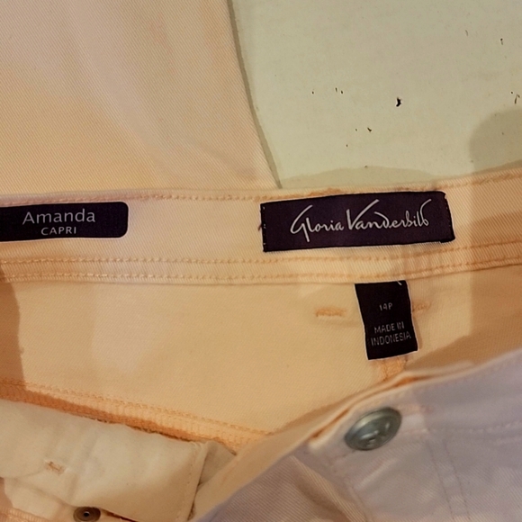 NWT - Gloria Vanderbilt Original Classic Fit Amanda Soft Pink Capris - Picture 3 of 4